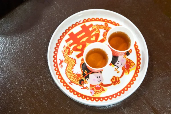 Çin Çay Seremonisi Için Tek Kullanımlık Iki Fincanla Tepside Yaklaş — Stok fotoğraf
