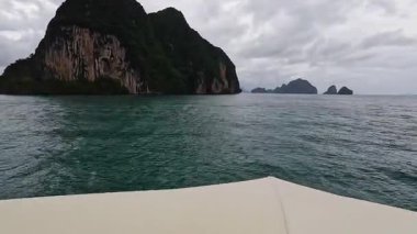 Phuket, Tayland yakınlarındaki Phang Nga körfezindeki adalara giden yolcu gemisinin perspektif görüntüsü aşırı hızlandı.