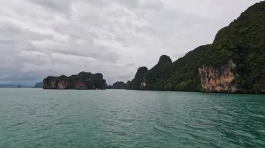 Phuket, Tayland yakınlarındaki Phang Nga körfezindeki adalara giden yolcu gemisinin perspektif görüntüsü aşırı hızlandı.