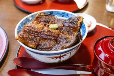 Orta Japonya 'daki Gujo Hachiman restoranında popüler unagi kabayaki don veya ızgara yılan balığı seti.