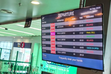 Senai Havaalanı 'ndaki uçuş bilgi panosunda birçok Asya Havaalanı uçuşu ertelenmiş.