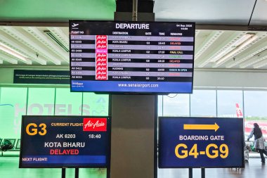 Senai Havaalanı 'ndaki uçuş bilgi panosunda birçok Asya Havaalanı uçuşu ertelenmiş.