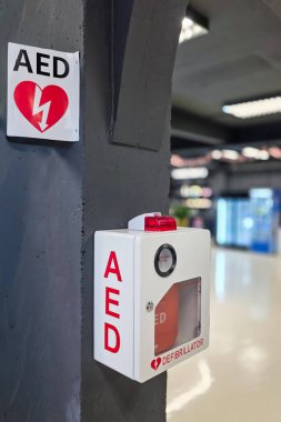 AED ya da Otomatik Dış Defibrilatör Spor Salonu 'nun duvarına kalp krizi durumunda ilk yardım olarak yerleştirildi.