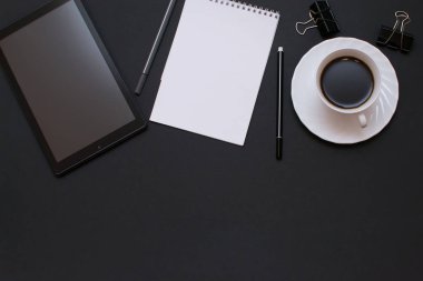 Boş defter kalem ile ofis resepsiyon masası üstünde olduğunu.