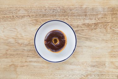 Çanak üzerinde renkli donut