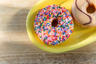 Çanak üzerinde renkli donut