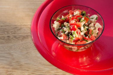 Masanın üzerine salata kasesi