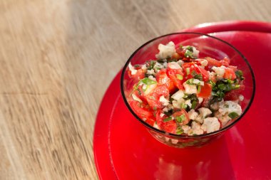 Masanın üzerine salata kasesi