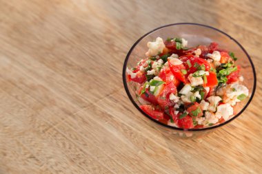 Masanın üzerine salata kasesi