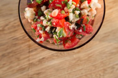 Masanın üzerine salata kasesi