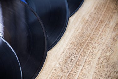 Ahşap arka plan üstünde vinil yuvarlak yüzey