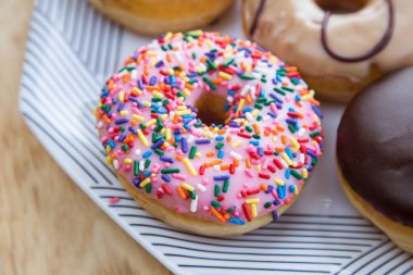 Çanak üzerinde renkli donut