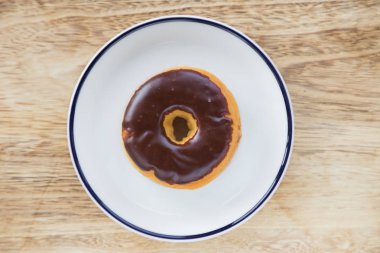 Çanak üzerinde renkli donut