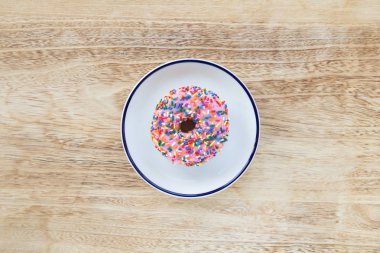 Çanak üzerinde renkli donut