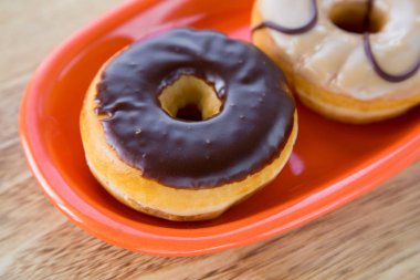 Çanak üzerinde renkli donut