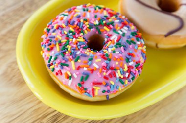 Çanak üzerinde renkli donut