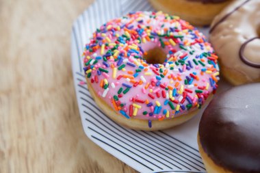 Çanak üzerinde renkli donut