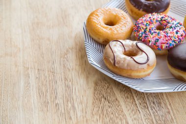Çanak üzerinde renkli donut