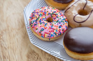 Çanak üzerinde renkli donut