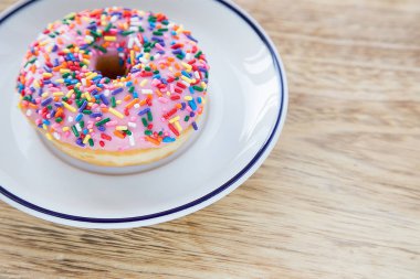 Çanak üzerinde renkli donut