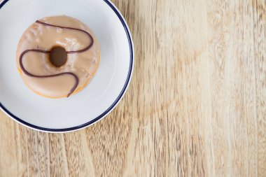 Çanak üzerinde renkli donut