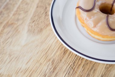 Çanak üzerinde renkli donut