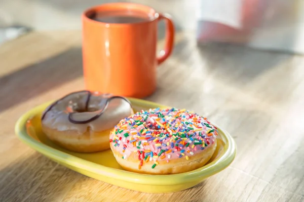 Donuts Mit Tasse Heißer Schokolade — Stockfoto