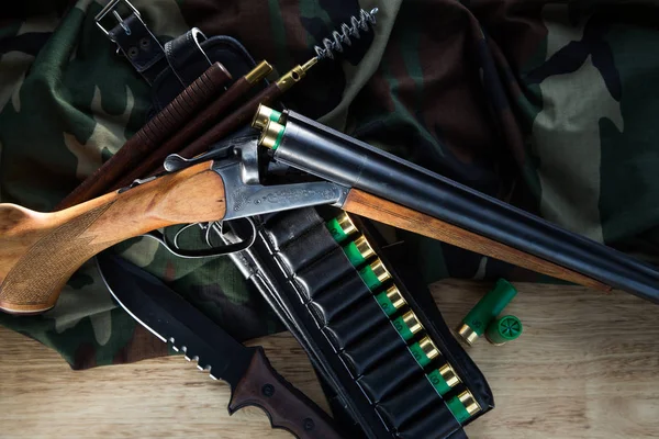 Muitos Rifles De Caça Na Superfície De Madeira Resistida Foto