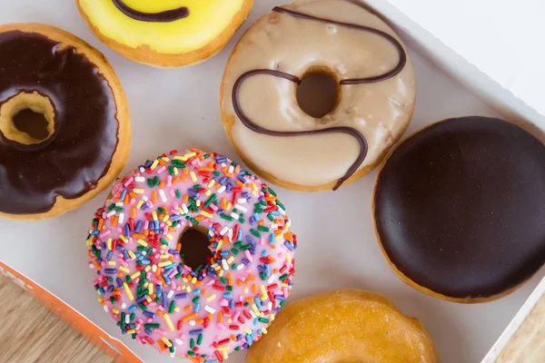 Kutusunda renkli donut