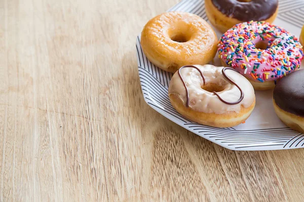 Çanak üzerinde renkli donut