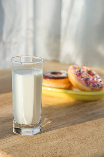 美味的甜甜圈和一杯牛奶 — 图库照片