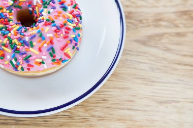 Çanak üzerinde renkli donut