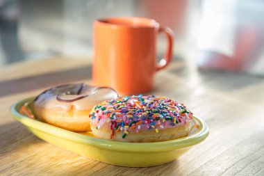 Çörekler sıcak çikolata ile