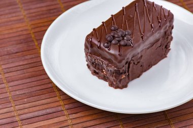 Beyaz tabakta çikolatalı pasta.