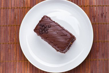 Beyaz tabakta çikolatalı pasta.