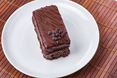 Beyaz tabakta çikolatalı pasta.