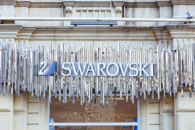 Bakü Azerbaycan Bakü, Azerbaycan - 12 Temmuz 2016 - Swarovski mağaza. Ev dekorasyon nesneleri, takı ve couture ve avizeler Swarovski Kristal Aralık içerir