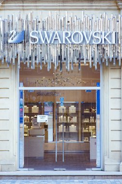 Bakü Azerbaycan Bakü, Azerbaycan - 12 Temmuz 2016 - Swarovski mağaza. Ev dekorasyon nesneleri, takı ve couture ve avizeler Swarovski Kristal Aralık içerir