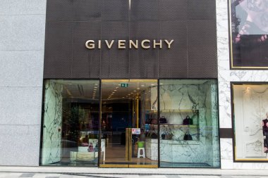 Bakü, Azerbaycan 10 Mayıs 2015 - Givenchy cephe amiral gemisi mağaza Bakıda üzerinde 10 Mayıs 2015.  