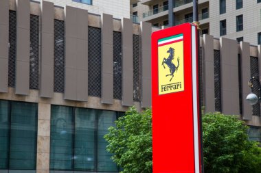 Bakü, Azerbaycan 10 Mayıs 2015 - Ferrari cephe amiral gemisi mağaza Bakıda üzerinde 10 Mayıs 2015