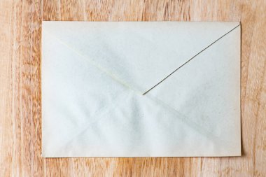 ahşap zemin üzerinde zarf