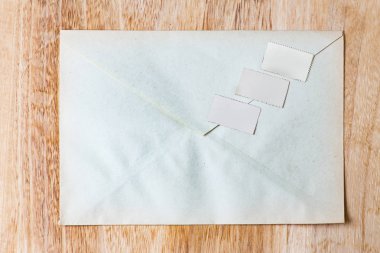 Ahşap arkaplanda zarf