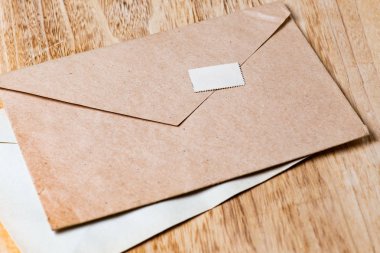 ahşap zemin üzerinde zarf