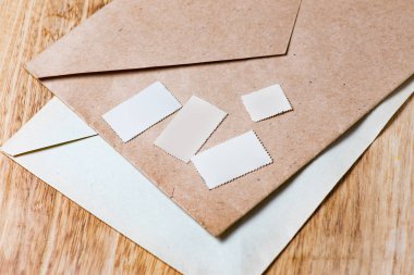 ahşap zemin üzerinde zarf