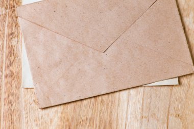 ahşap zemin üzerinde zarf