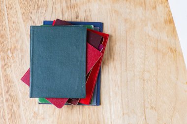 Ahşap arka plan üzerinde uluslararası pasaportlar