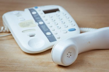 Ahşap arka plan üzerinde telefon