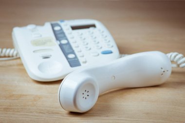 Ahşap arka plan üzerinde telefon