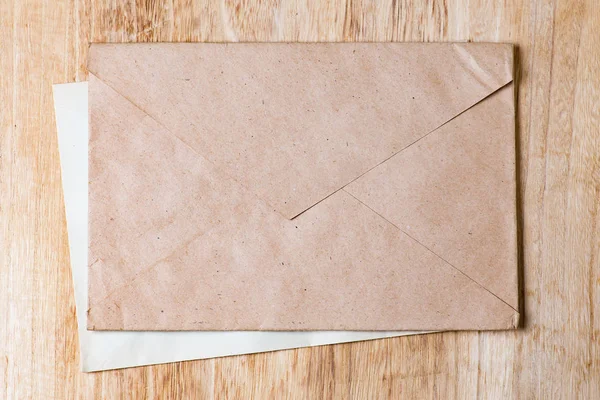 Envelopes Fundo Madeira — Fotografia de Stock