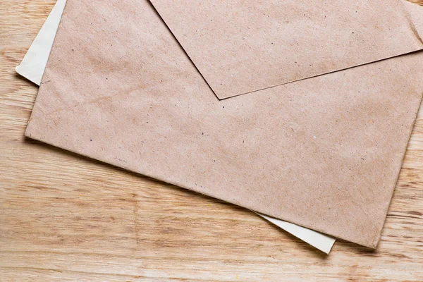 Envelopes Fundo Madeira — Fotografia de Stock